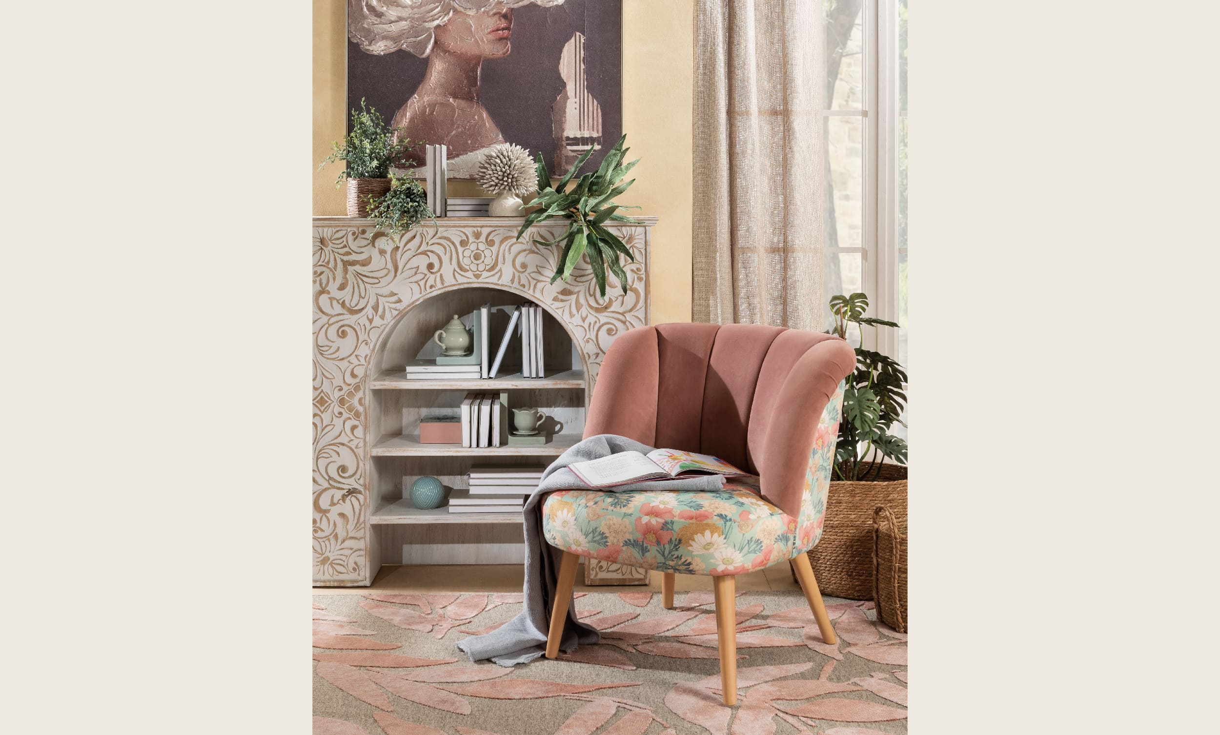 poltrona-colorata-vicino-a-libreria.jpg