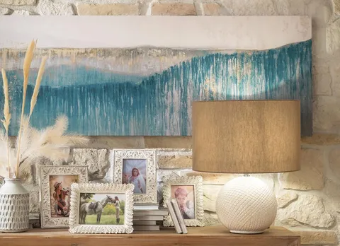 How to hang paintings: between (broken) rules and geometric patterns