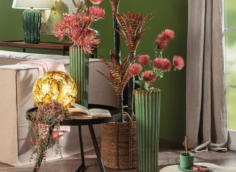 Composizioni fiori finti: scenografie floreali per interiors