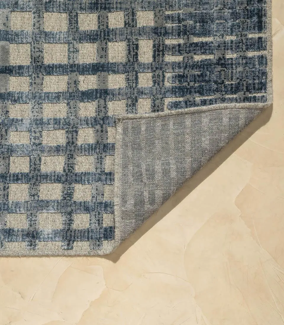 Carpet with embossed decoration