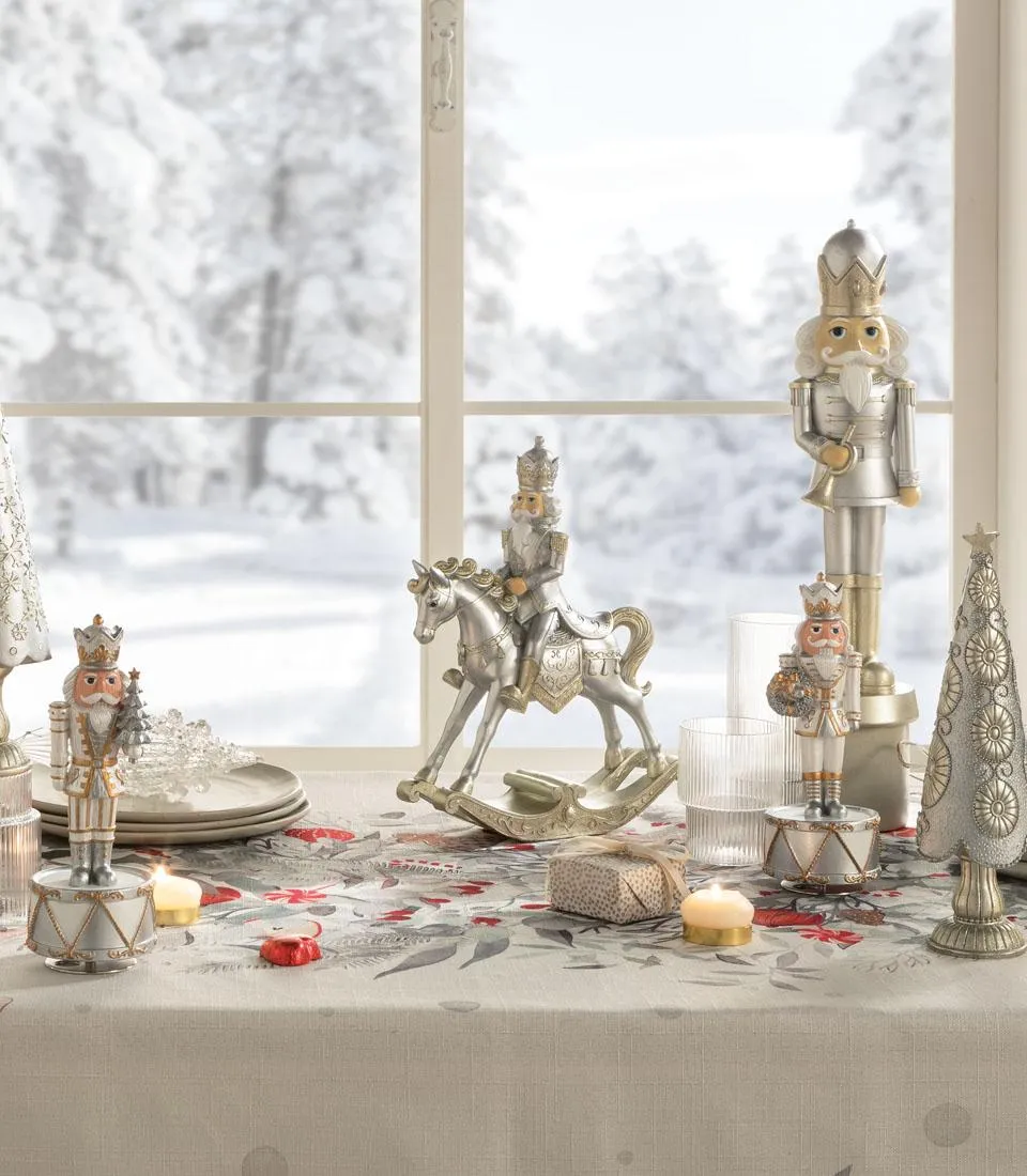 Music box soldier with wreath