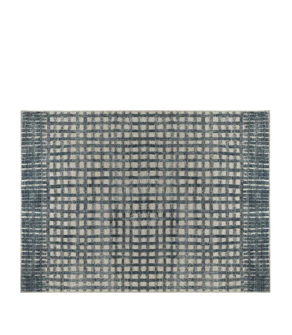 Carpet with embossed decoration