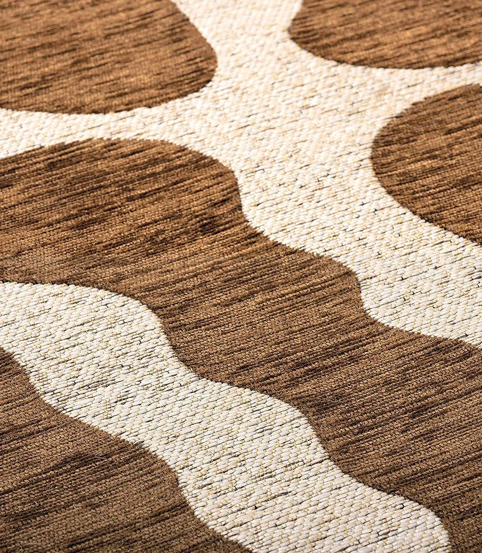 Carpet with embossed decoration